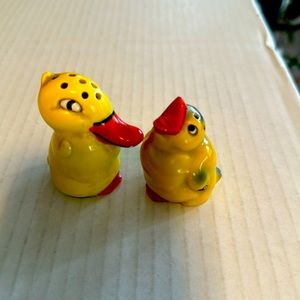 VINTAGE duck salt & pepper shakers. Plugs on bottom. Tiny chip on larger feet